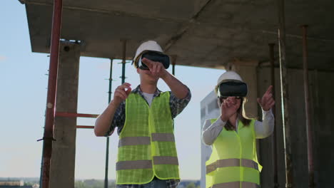 Die-Chefingenieure-Der-Fabrik-Tragen-VR-Headsets-Und-Entwerfen-Das-Gebäude-Auf-Der-Baustelle.-Virtuelle-Mixed-Reality-Anwendungen